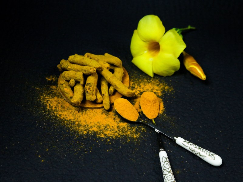 Organic turmeric powder and roots